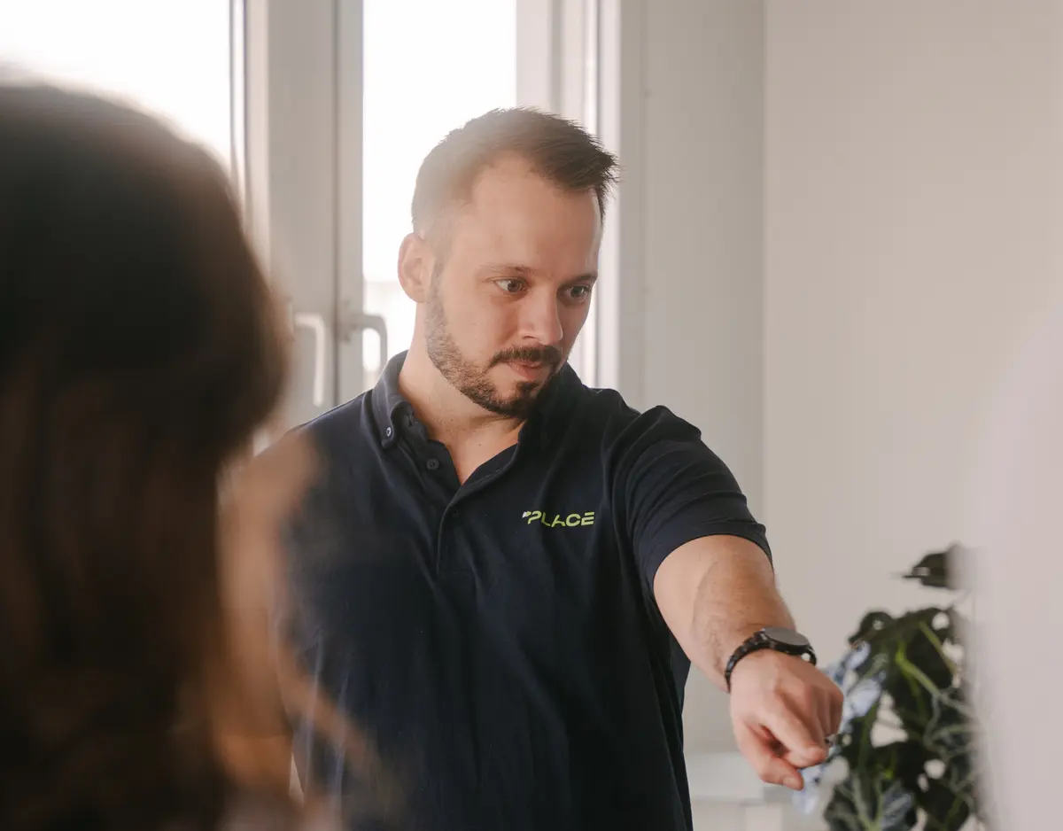 Joel Kaufmann erklärt im Workshop und zeigt auf eine Tafel.