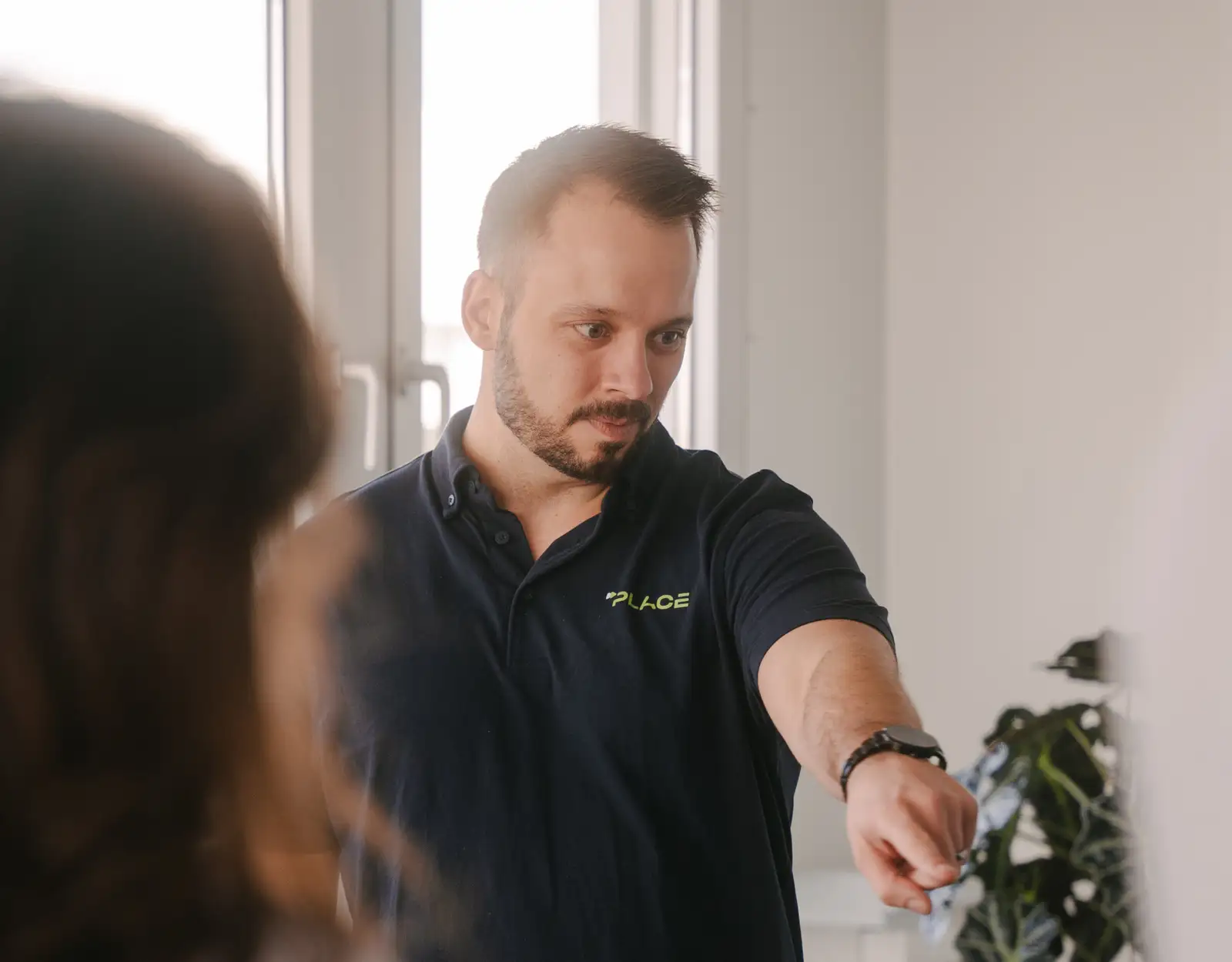 Joel Kaufmann erklärt im Workshop und zeigt auf eine Tafel.