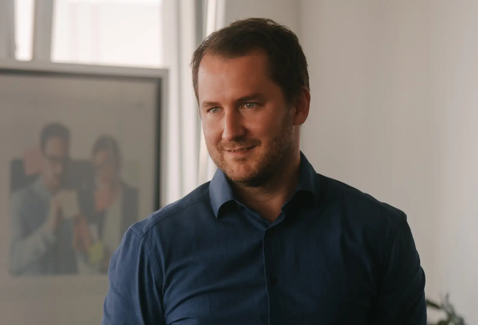 Kevin König im Gespräch während eines Workshops.