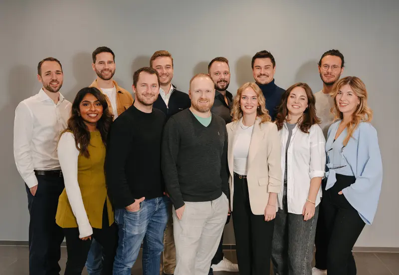[OFFEN: Alternativtext zum neuen Teamfoto, Foto im Dezember 2026]